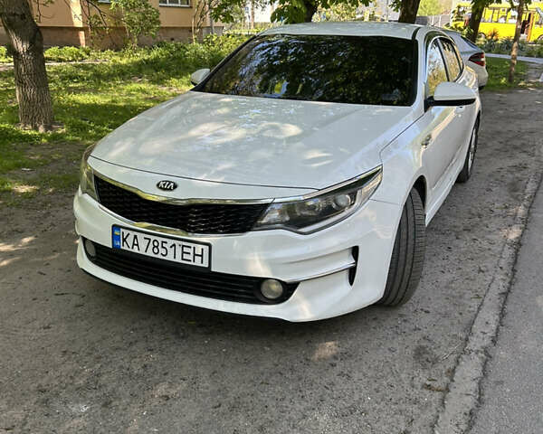 Белый Киа K5, объемом двигателя 2 л и пробегом 320 тыс. км за 10300 $, фото 1 на Automoto.ua