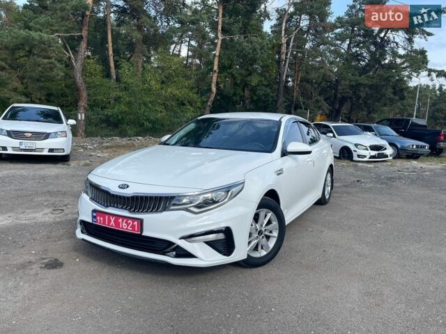 Белый Киа K5, объемом двигателя 2 л и пробегом 324 тыс. км за 11699 $, фото 1 на Automoto.ua