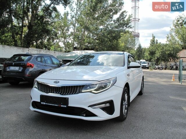 Белый Киа K5, объемом двигателя 2 л и пробегом 358 тыс. км за 12600 $, фото 1 на Automoto.ua