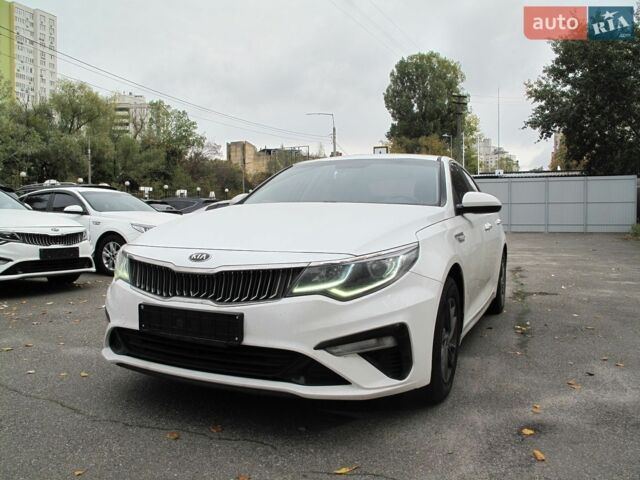 Белый Киа K5, объемом двигателя 0 л и пробегом 186 тыс. км за 14999 $, фото 1 на Automoto.ua