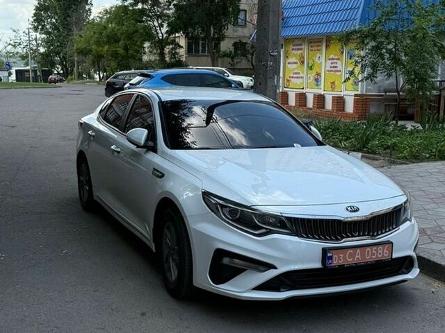 Белый Киа K5, объемом двигателя 2 л и пробегом 168 тыс. км за 15999 $, фото 1 на Automoto.ua