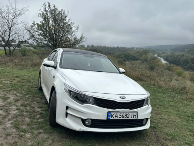 Белый Киа K5, объемом двигателя 2 л и пробегом 300 тыс. км за 9799 $, фото 1 на Automoto.ua