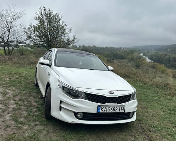 Білий Кіа K5, об'ємом двигуна 2 л та пробігом 300 тис. км за 10450 $, фото 1 на Automoto.ua