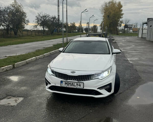 Киа K5 2018 в Киеве на Automoto.ua Белый Киа K5, объемом двигателя 2 л и пробегом 157 тыс. км за 14500 $, фото 1 на Automoto.ua