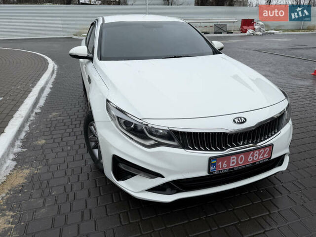 Белый Киа K5, объемом двигателя 2 л и пробегом 258 тыс. км за 14000 $, фото 1 на Automoto.ua