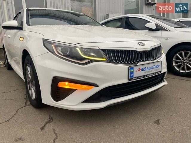 Білий Кіа K5, об'ємом двигуна 2 л та пробігом 405 тис. км за 12490 $, фото 1 на Automoto.ua