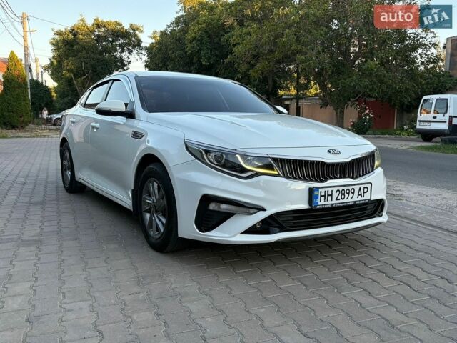 Белый Киа K5, объемом двигателя 2 л и пробегом 195 тыс. км за 11800 $, фото 1 на Automoto.ua