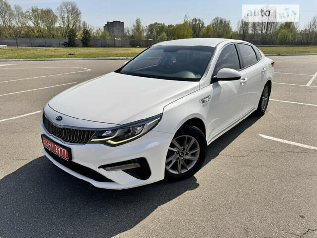 Белый Киа K5, объемом двигателя 2 л и пробегом 153 тыс. км за 17000 $, фото 1 на Automoto.ua