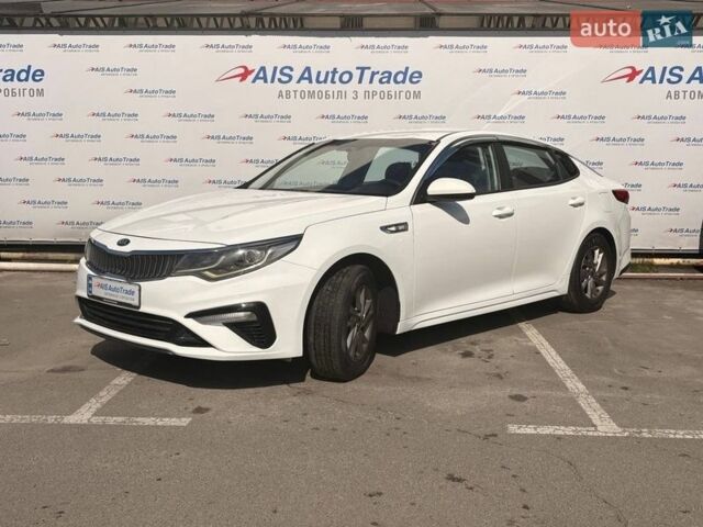 Белый Киа K5, объемом двигателя 2 л и пробегом 302 тыс. км за 12490 $, фото 1 на Automoto.ua