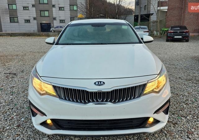 Белый Киа K5, объемом двигателя 2 л и пробегом 313 тыс. км за 12990 $, фото 1 на Automoto.ua