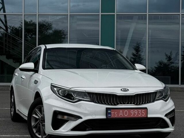 Белый Киа K5, объемом двигателя 2 л и пробегом 155 тыс. км за 14000 $, фото 1 на Automoto.ua