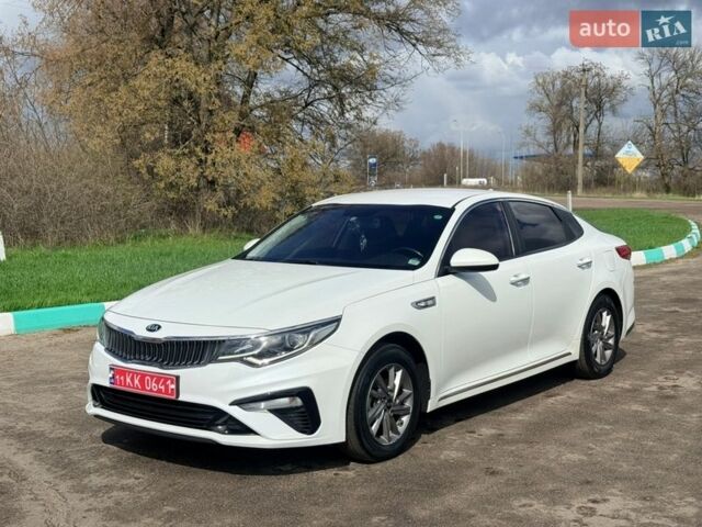 Белый Киа K5, объемом двигателя 2 л и пробегом 180 тыс. км за 13900 $, фото 1 на Automoto.ua