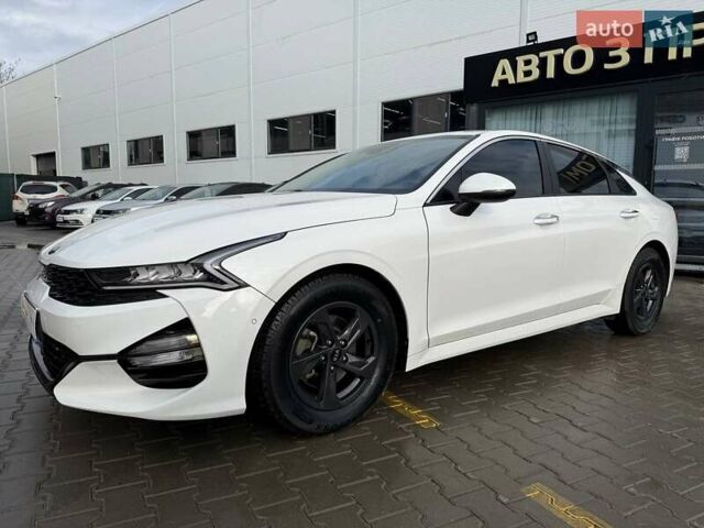 Белый Киа K5, объемом двигателя 2 л и пробегом 167 тыс. км за 18999 $, фото 1 на Automoto.ua