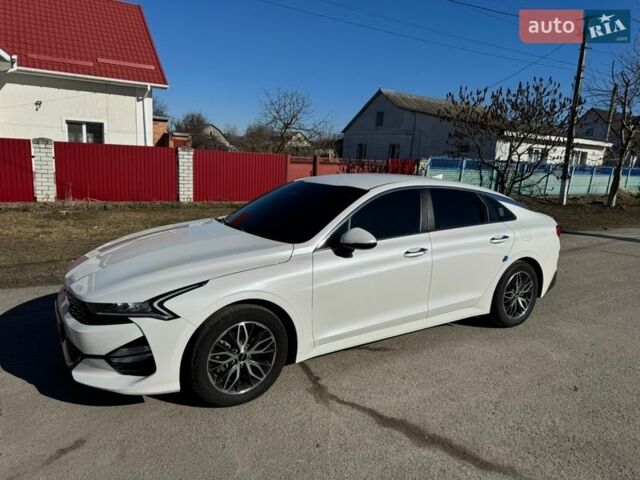 Белый Киа K5, объемом двигателя 2 л и пробегом 151 тыс. км за 23750 $, фото 1 на Automoto.ua