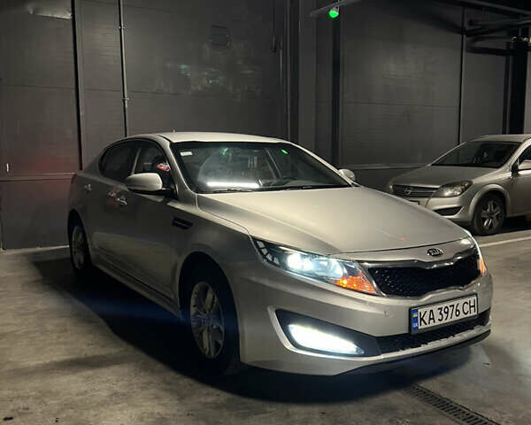 Серый Киа K5, объемом двигателя 2 л и пробегом 239 тыс. км за 8600 $, фото 1 на Automoto.ua