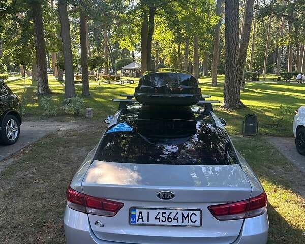 Серый Киа K5, объемом двигателя 2 л и пробегом 168 тыс. км за 11500 $, фото 1 на Automoto.ua