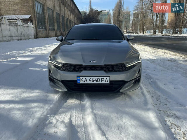Серый Киа K5, объемом двигателя 2 л и пробегом 116 тыс. км за 21799 $, фото 1 на Automoto.ua