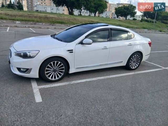 Белый Киа K7, объемом двигателя 3 л и пробегом 246 тыс. км за 11800 $, фото 1 на Automoto.ua