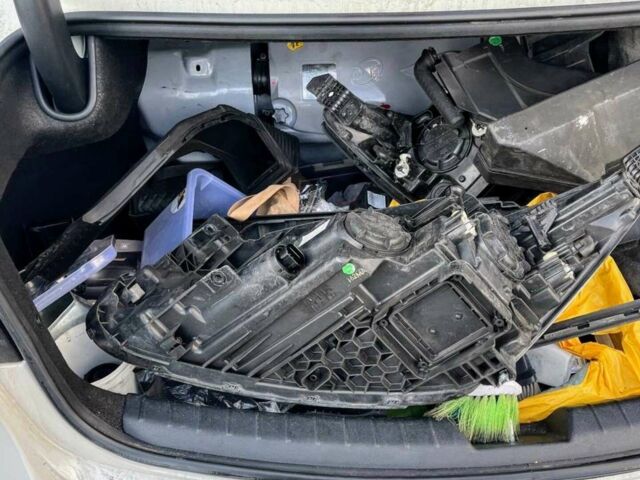 Белый Киа K7, объемом двигателя 3 л и пробегом 340 тыс. км за 13500 $, фото 1 на Automoto.ua