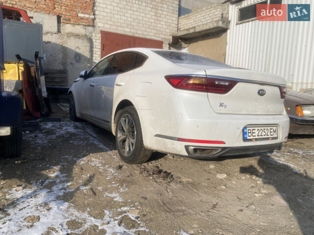 Белый Киа K7, объемом двигателя 3 л и пробегом 187 тыс. км за 4999 $, фото 1 на Automoto.ua
