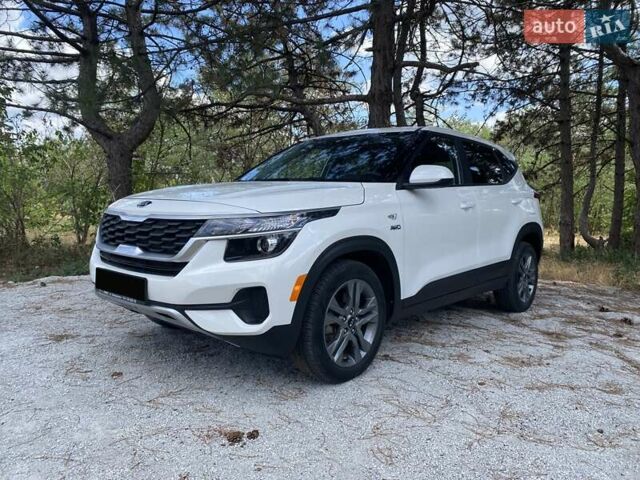 Белый Киа Seltos, объемом двигателя 1.98 л и пробегом 30 тыс. км за 18500 $, фото 1 на Automoto.ua