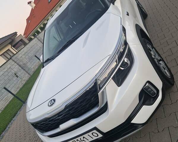 Белый Киа Seltos, объемом двигателя 2 л и пробегом 67 тыс. км за 23900 $, фото 1 на Automoto.ua