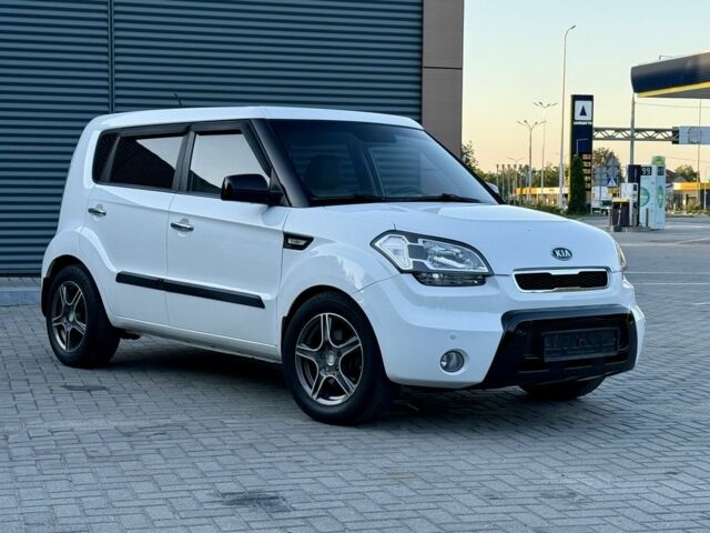 Белый Киа Soul, объемом двигателя 1.6 л и пробегом 153 тыс. км за 9500 $, фото 1 на Automoto.ua