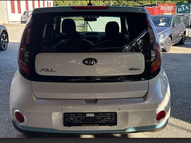 Белый Киа Soul, объемом двигателя 0 л и пробегом 49 тыс. км за 6290 $, фото 1 на Automoto.ua