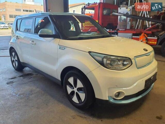 Кіа Soul EV 2015 у Києві на Automoto.ua Білий Кіа Soul EV, об'ємом двигуна 0 л та пробігом 91 тис. км за 6700 $, фото 1 на Automoto.ua