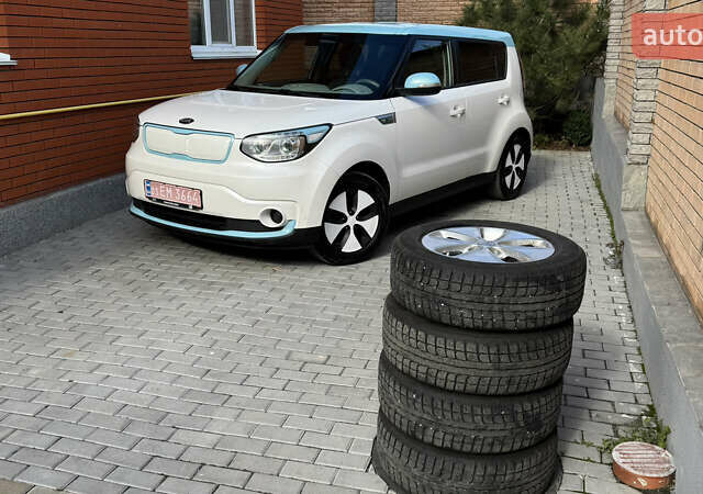 Белый Киа Soul EV, объемом двигателя 0 л и пробегом 126 тыс. км за 6300 $, фото 1 на Automoto.ua