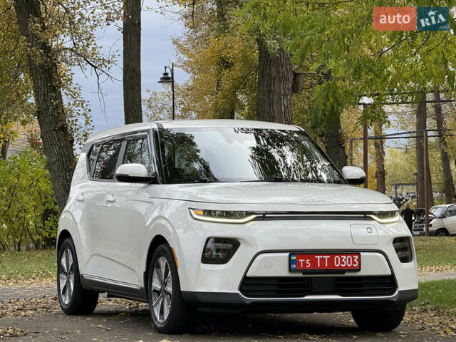 Киа Soul EV 2022 в Киеве на Automoto.ua Белый Киа Soul EV, объемом двигателя 0 л и пробегом 54 тыс. км за 22000 $, фото 1 на Automoto.ua
