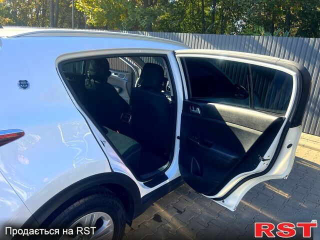 Білий Кіа Sportage, об'ємом двигуна 1.7 л та пробігом 102 тис. км за 16000 $, фото 1 на Automoto.ua