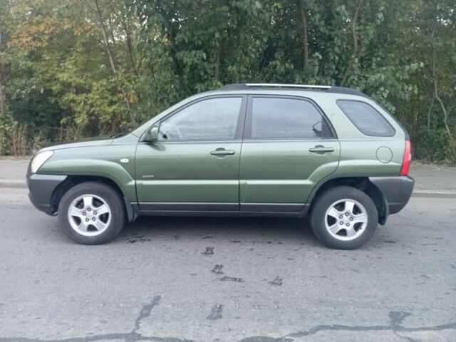 Зеленый Киа Sportage, объемом двигателя 2 л и пробегом 300 тыс. км за 4117 $, фото 1 на Automoto.ua