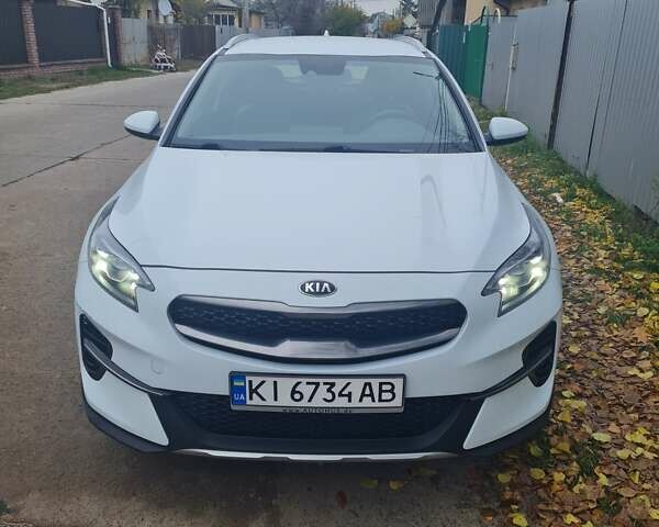 Белый Киа XCeed, объемом двигателя 1.6 л и пробегом 141 тыс. км за 21000 $, фото 1 на Automoto.ua