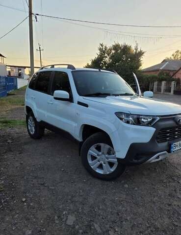 Білий Лада Niva, об'ємом двигуна 1.7 л та пробігом 4 тис. км за 15500 $, фото 1 на Automoto.ua