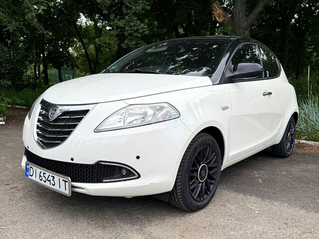 Белый Лянча Ипсилон, объемом двигателя 0.9 л и пробегом 92 тыс. км за 5600 $, фото 1 на Automoto.ua