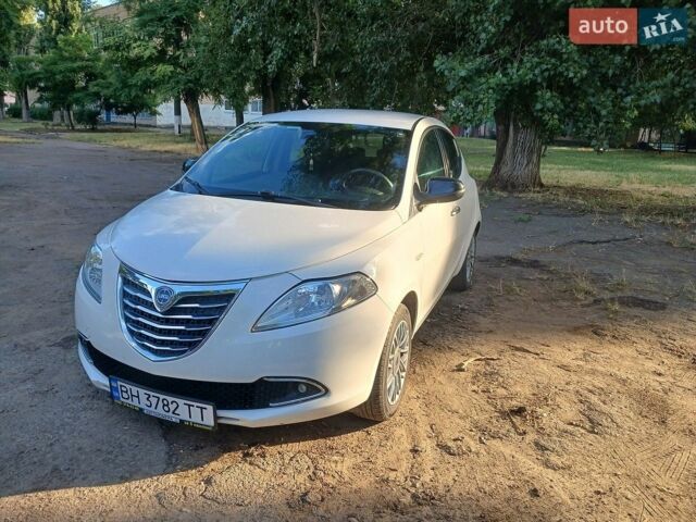 Белый Лянча Ипсилон, объемом двигателя 1.2 л и пробегом 120 тыс. км за 4800 $, фото 1 на Automoto.ua