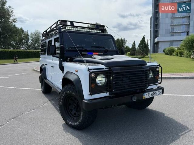 Белый Ленд Ровер Дефендер, объемом двигателя 2.4 л и пробегом 90 тыс. км за 23999 $, фото 1 на Automoto.ua