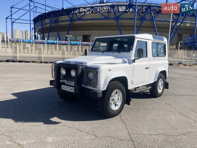 Белый Ленд Ровер Дефендер, объемом двигателя 2.4 л и пробегом 65 тыс. км за 34500 $, фото 1 на Automoto.ua
