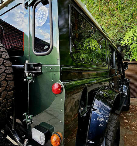 Чорний Ленд Ровер Дефендер, об'ємом двигуна 2.5 л та пробігом 231 тис. км за 56000 $, фото 1 на Automoto.ua