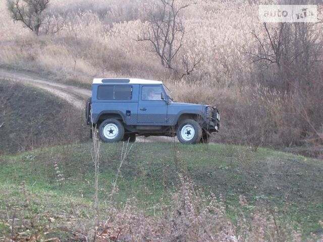 Синій Ленд Ровер Дефендер, об'ємом двигуна 2.5 л та пробігом 245 тис. км за 12000 $, фото 1 на Automoto.ua