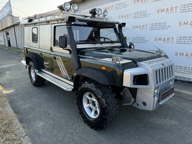 Зеленый Ленд Ровер Дефендер, объемом двигателя 2.5 л и пробегом 121 тыс. км за 18950 $, фото 1 на Automoto.ua