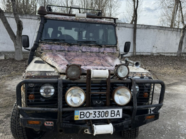 Зелений Ленд Ровер Дефендер, об'ємом двигуна 2.5 л та пробігом 102 тис. км за 18500 $, фото 1 на Automoto.ua