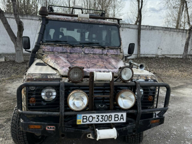 Зелений Ленд Ровер Дефендер, об'ємом двигуна 2.5 л та пробігом 102 тис. км за 18500 $, фото 1 на Automoto.ua