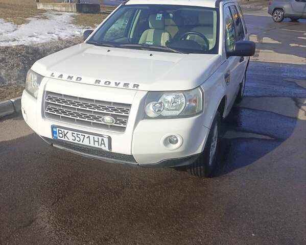 Белый Ленд Ровер Фрилендер, объемом двигателя 2.2 л и пробегом 281 тыс. км за 11400 $, фото 1 на Automoto.ua