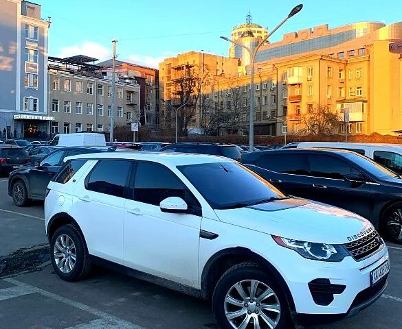 Белый Ленд Ровер Discovery Sport, объемом двигателя 2 л и пробегом 143 тыс. км за 17399 $, фото 1 на Automoto.ua