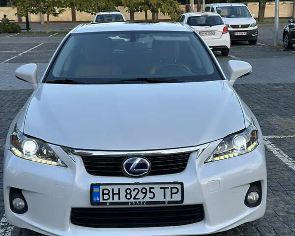 Белый Лексус СТ, объемом двигателя 1.8 л и пробегом 270 тыс. км за 11249 $, фото 1 на Automoto.ua