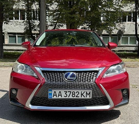 Красный Лексус СТ, объемом двигателя 1.8 л и пробегом 150 тыс. км за 12500 $, фото 1 на Automoto.ua