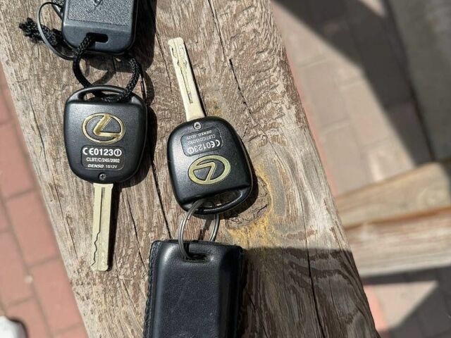 Сірий Лексус ГХ, об'ємом двигуна 4.7 л та пробігом 208 тис. км за 16000 $, фото 1 на Automoto.ua