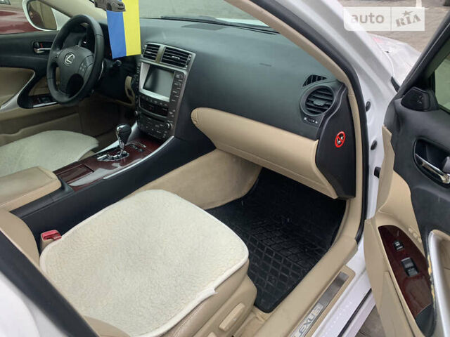 Белый Лексус ИС, объемом двигателя 3 л и пробегом 291 тыс. км за 9000 $, фото 1 на Automoto.ua